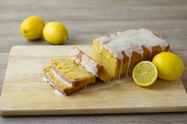 No momento você está vendo Receita de bolo de limão simples e fofinho: como fazer em casa